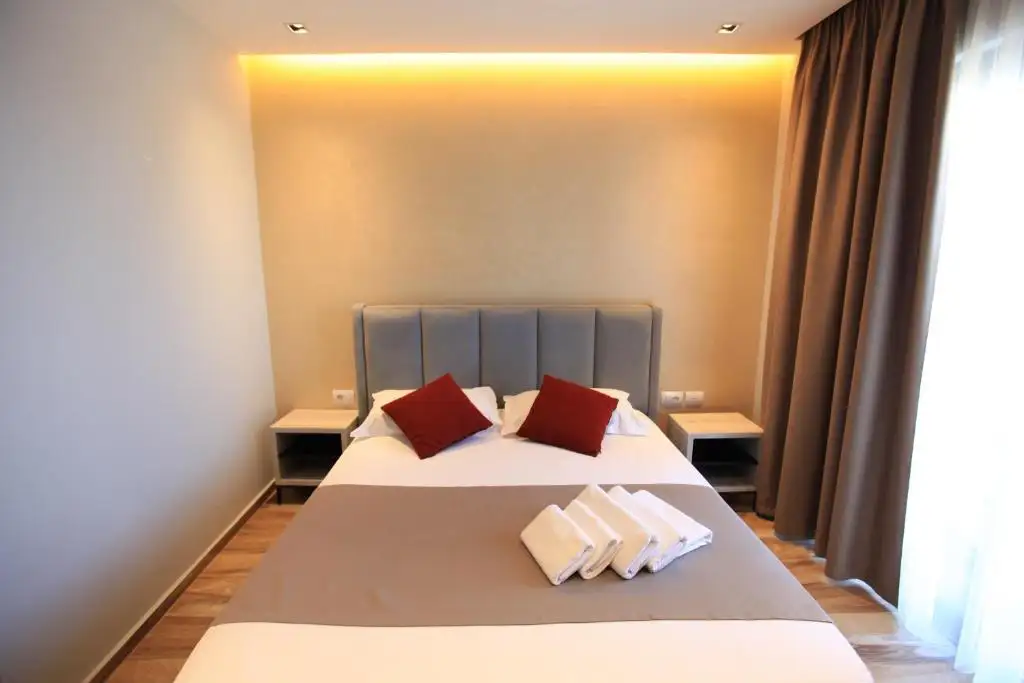 Double Room with Balcony image 7