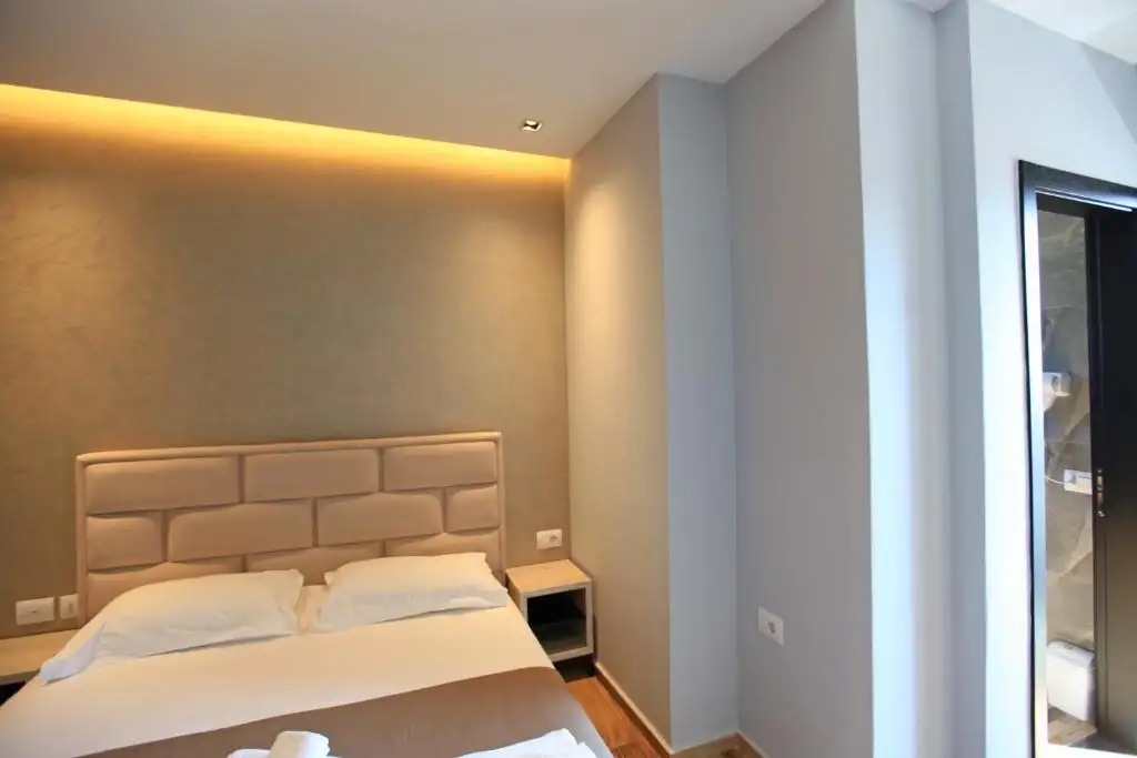 Double Room with Balcony image 8