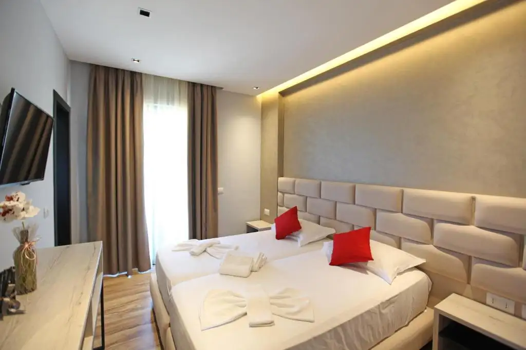 Quadruple Room image 6