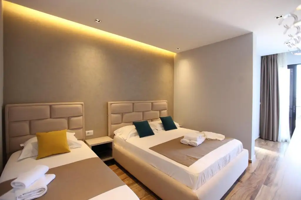 Triple Room with Balcony image 11
