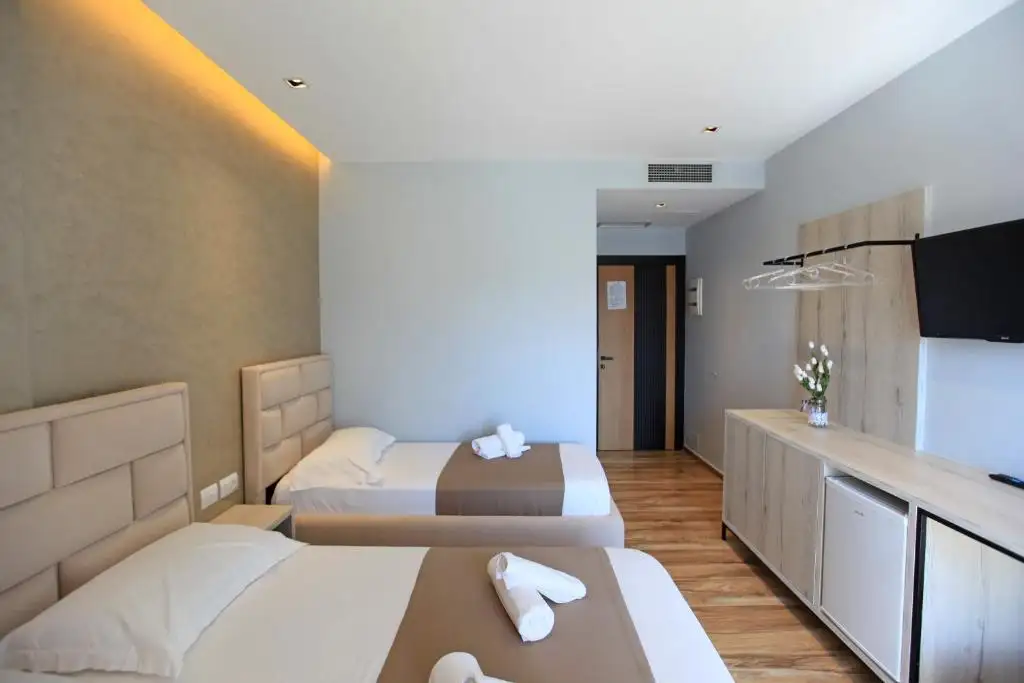 Triple Room with Balcony image 4