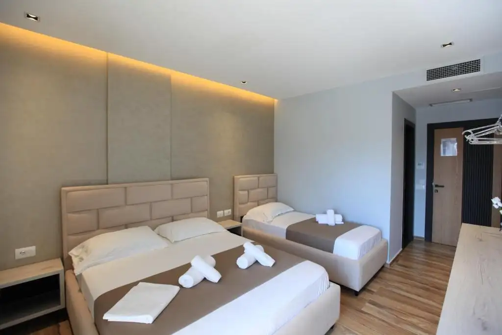 Triple Room with Balcony image 5