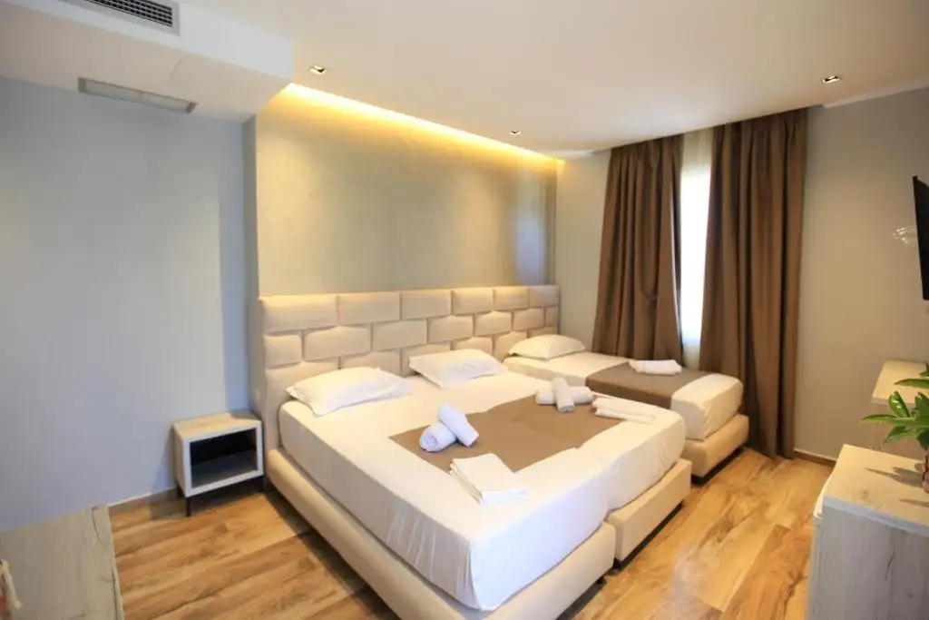 Triple Room with Balcony image 6