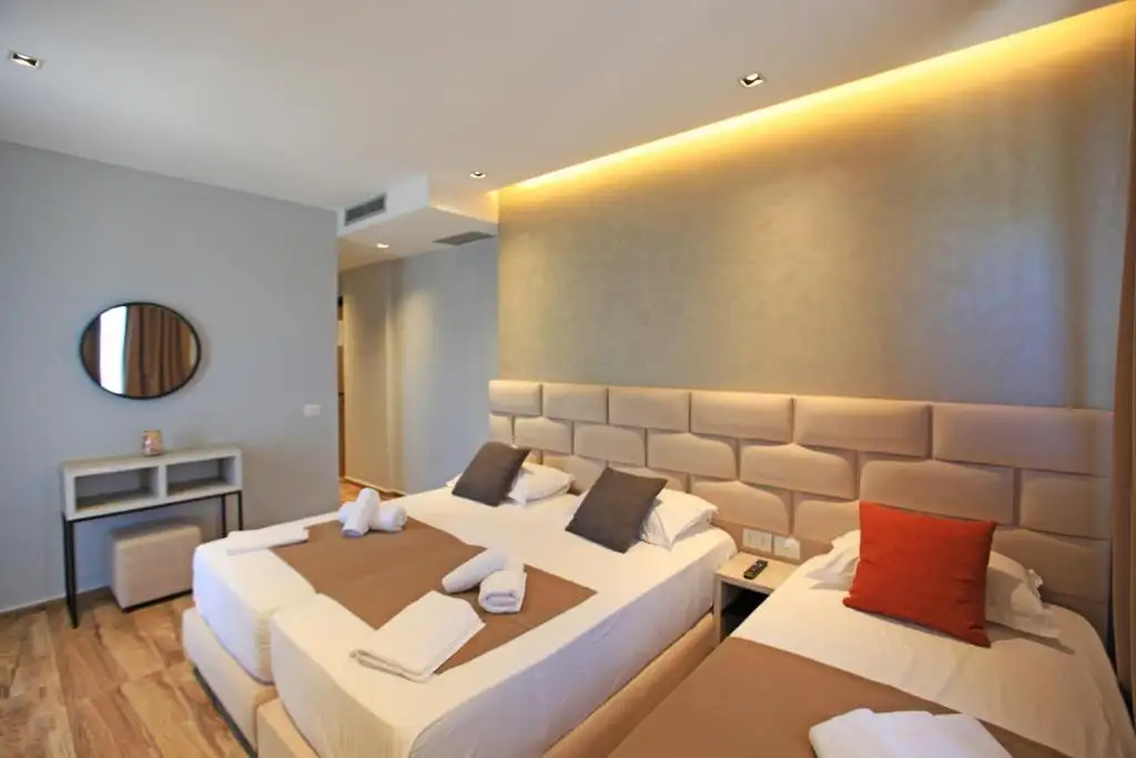 Triple Room with Balcony image 7