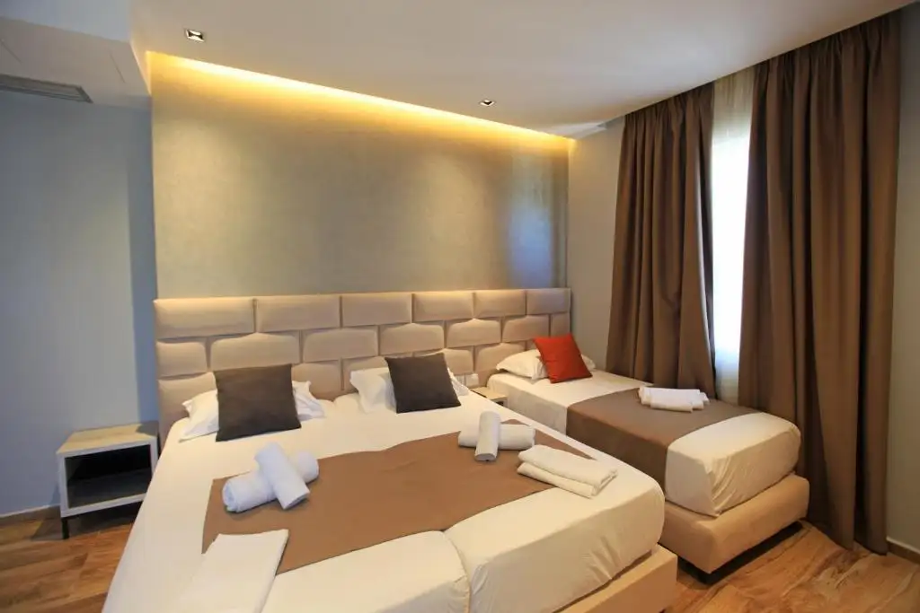 Triple Room with Balcony image 8