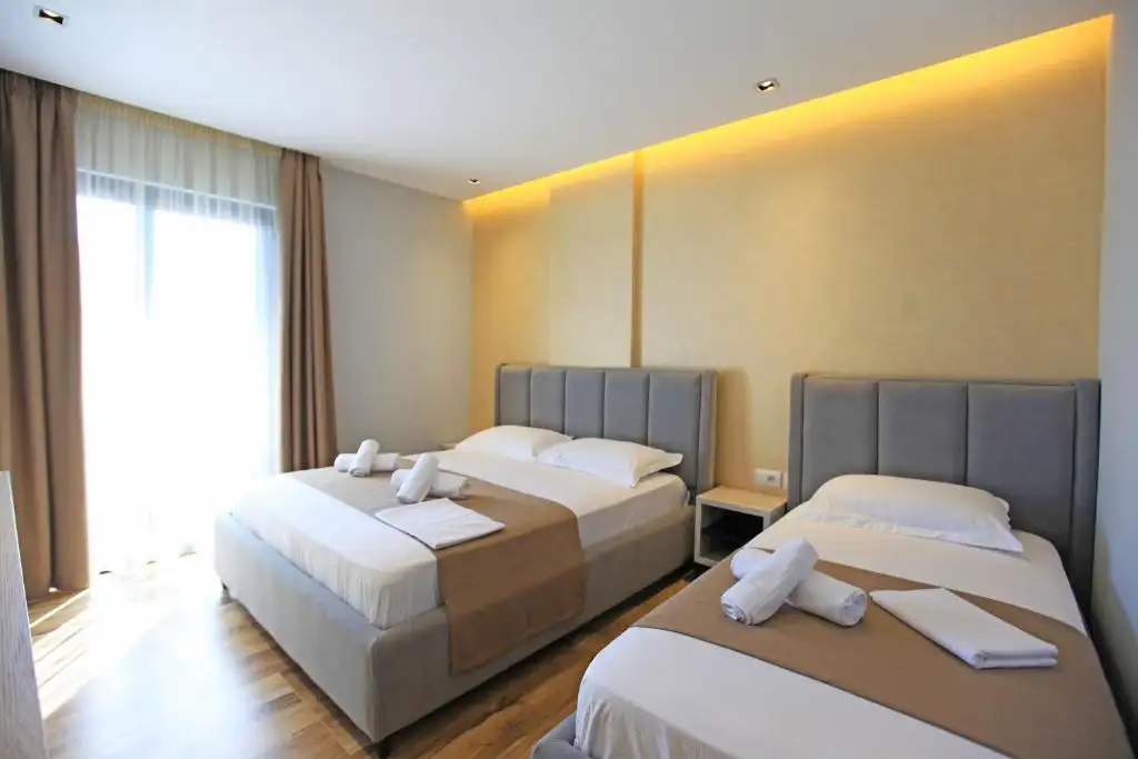 Triple Room with Balcony image 9