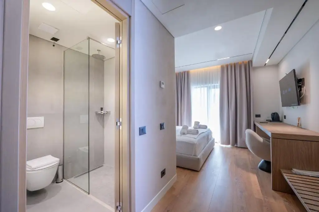 Double Room with Sea View image 4
