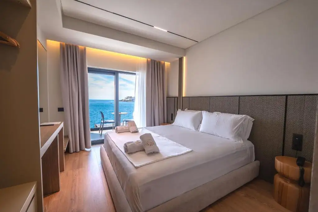 Double Room with Sea View image 7