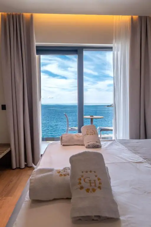 Double Room with Sea View image 6