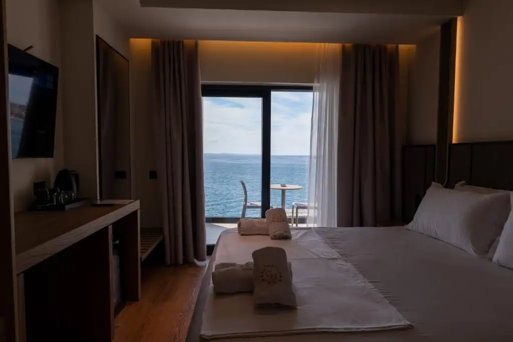 Double Room with Sea View image 9