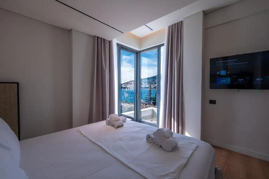 Suite with Sea View image 3
