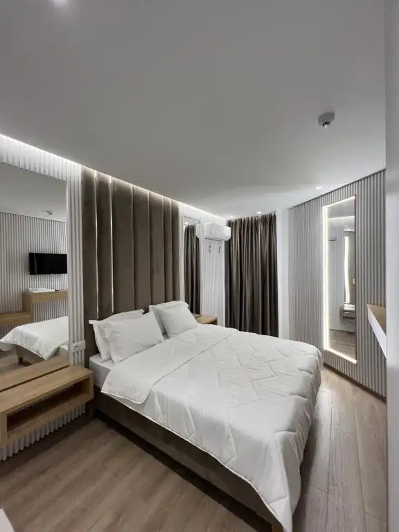Deluxe Double Room image 8