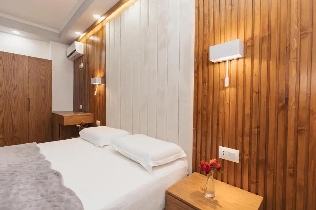 Deluxe Double Room image 11