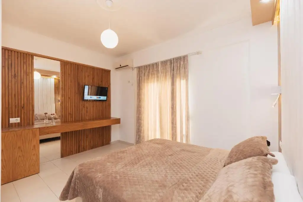 Deluxe Double Room image 9