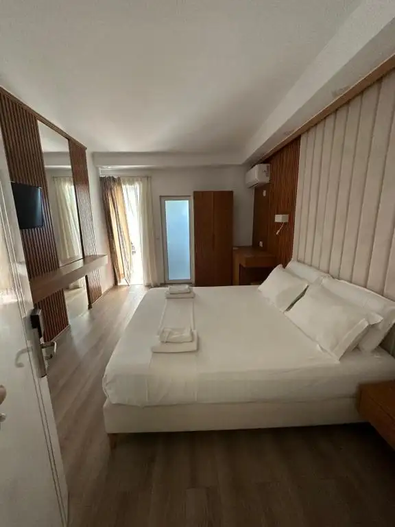 Deluxe Double Room image 7