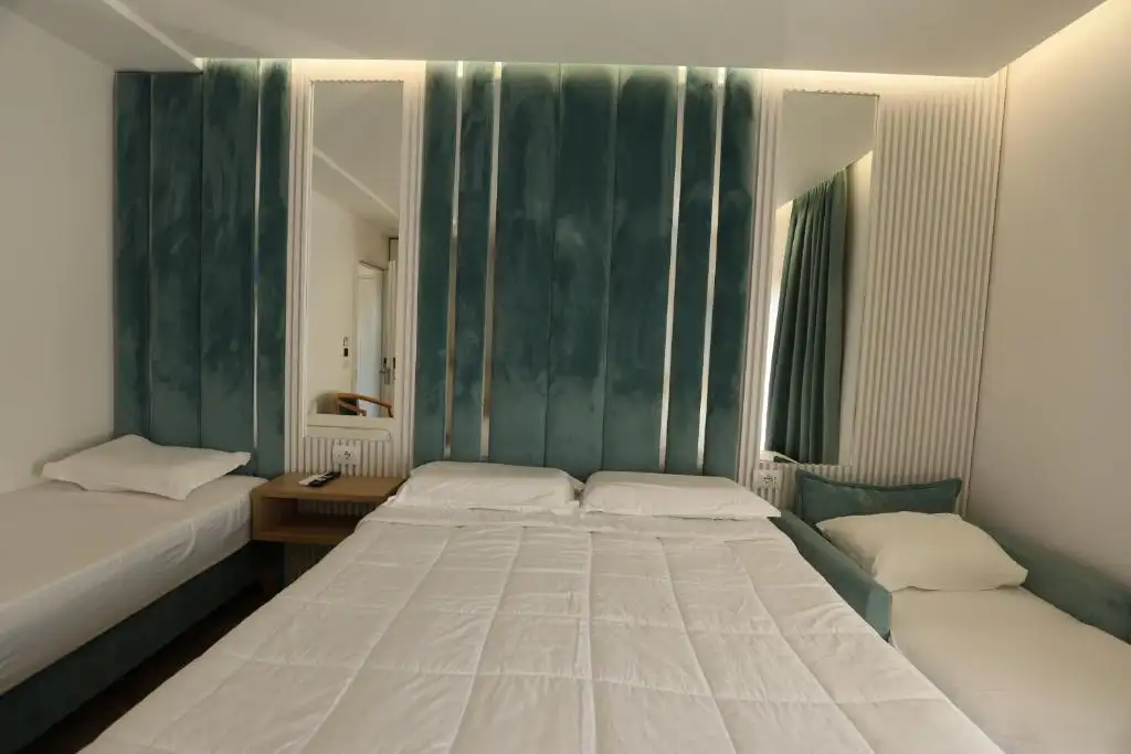 Deluxe Triple Room image 8