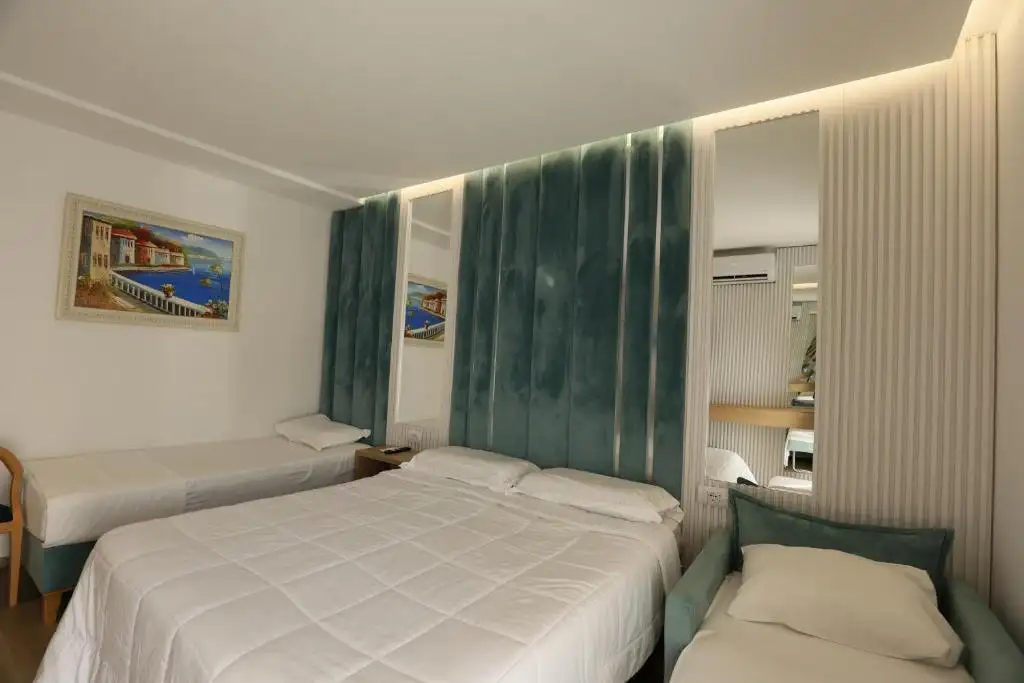 Deluxe Family Room image 14