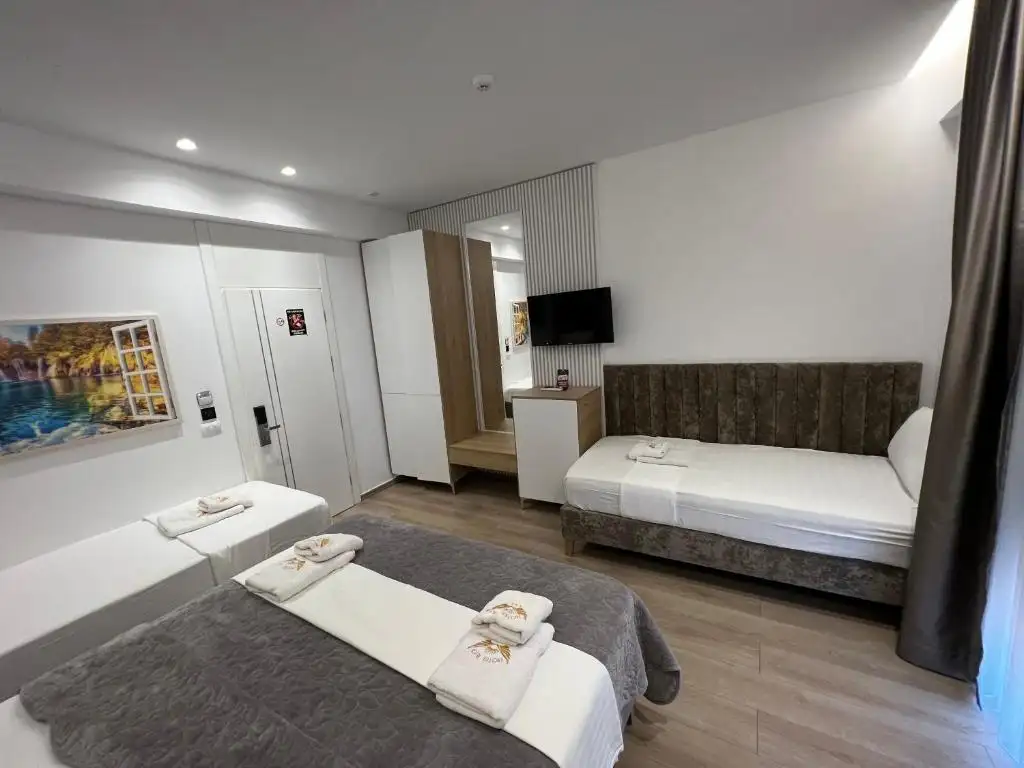 Deluxe Family Room image 4