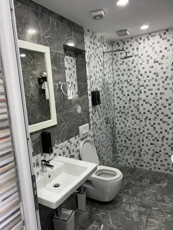 Superior King Room image 16
