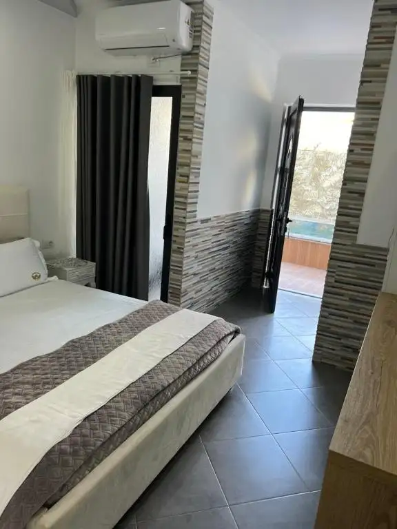 Superior King Room image 8