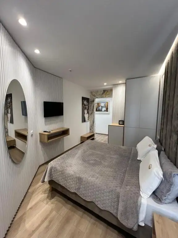 Superior King Room image 7