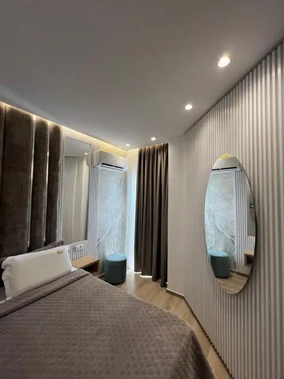 Superior King Room image 5