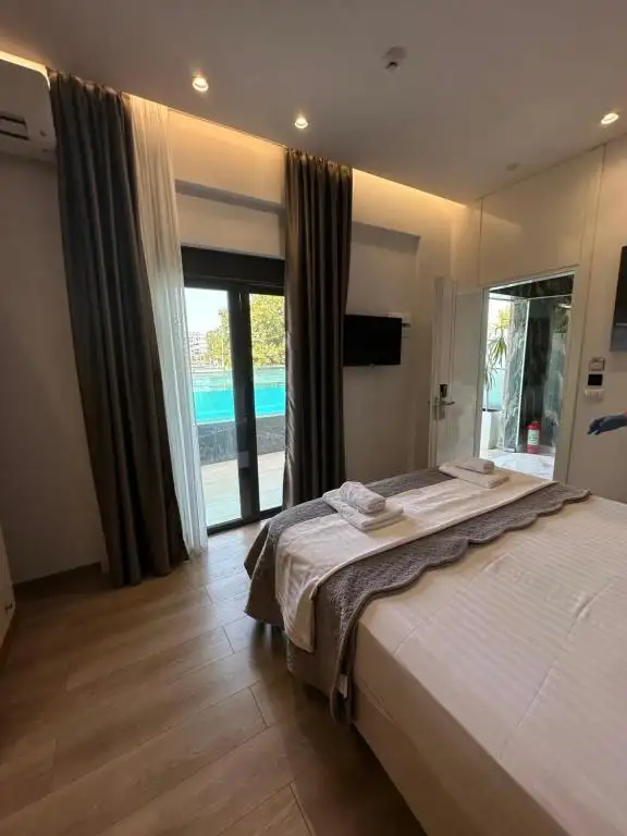 Superior King Room image 3