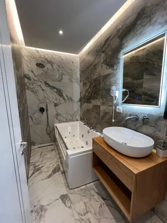 Superior King Room with Jacuzzi image 17