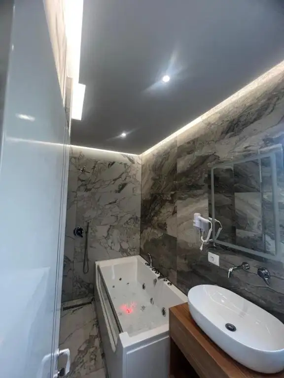 Superior King Room with Jacuzzi image 16