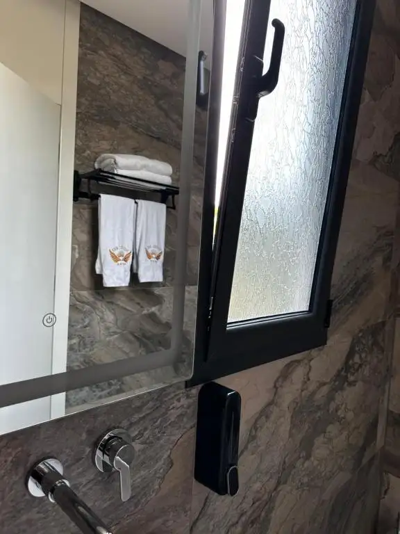 Superior King Room with Jacuzzi image 11