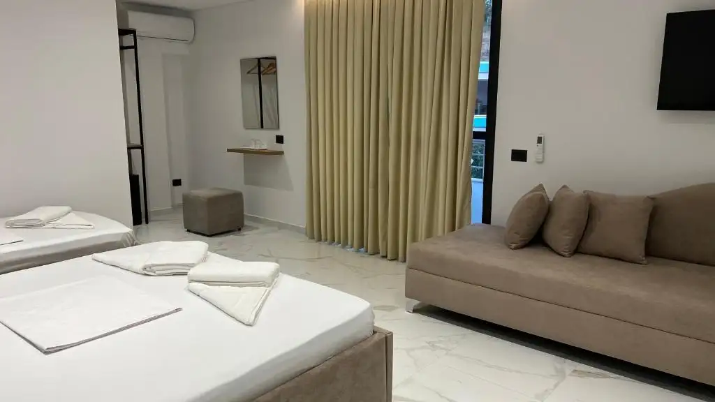 Triple Room with Balcony image 17