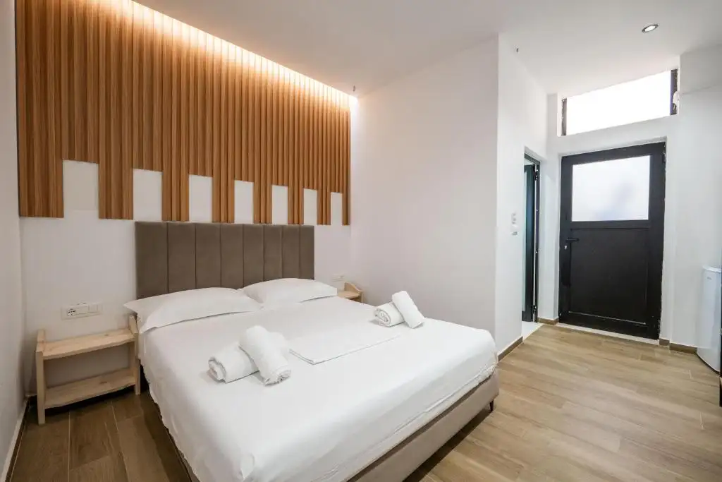 Double Room image 3