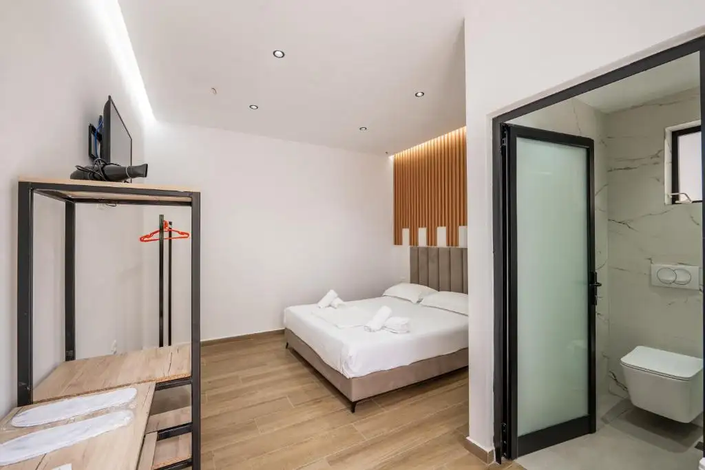 Double Room image 3