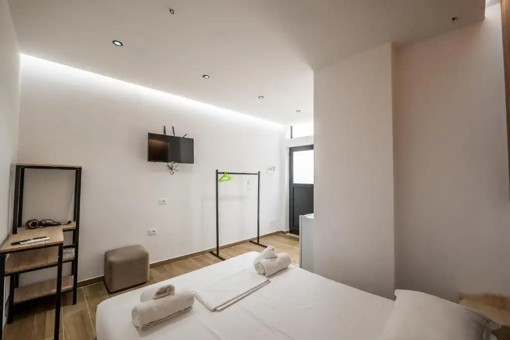 Double Room image 4
