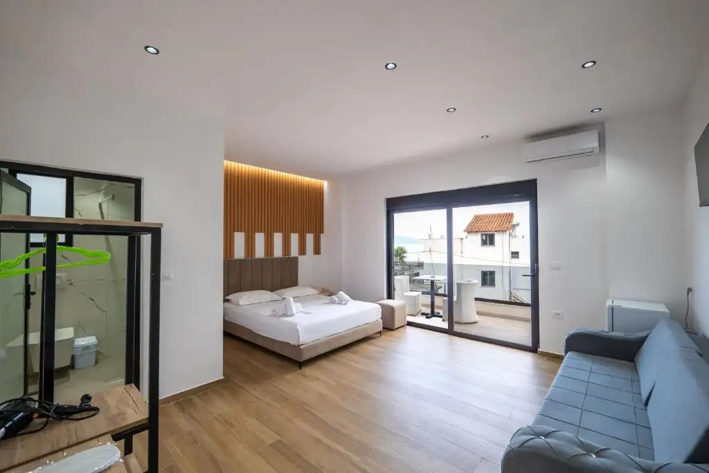 Double Room with Balcony image 2