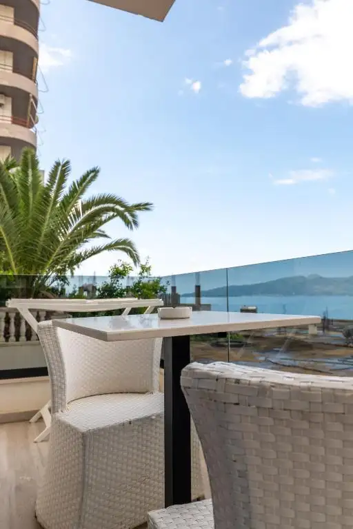 Double Room with Balcony image 3