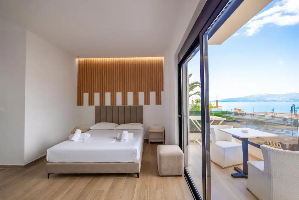 Double Room with Balcony image 4