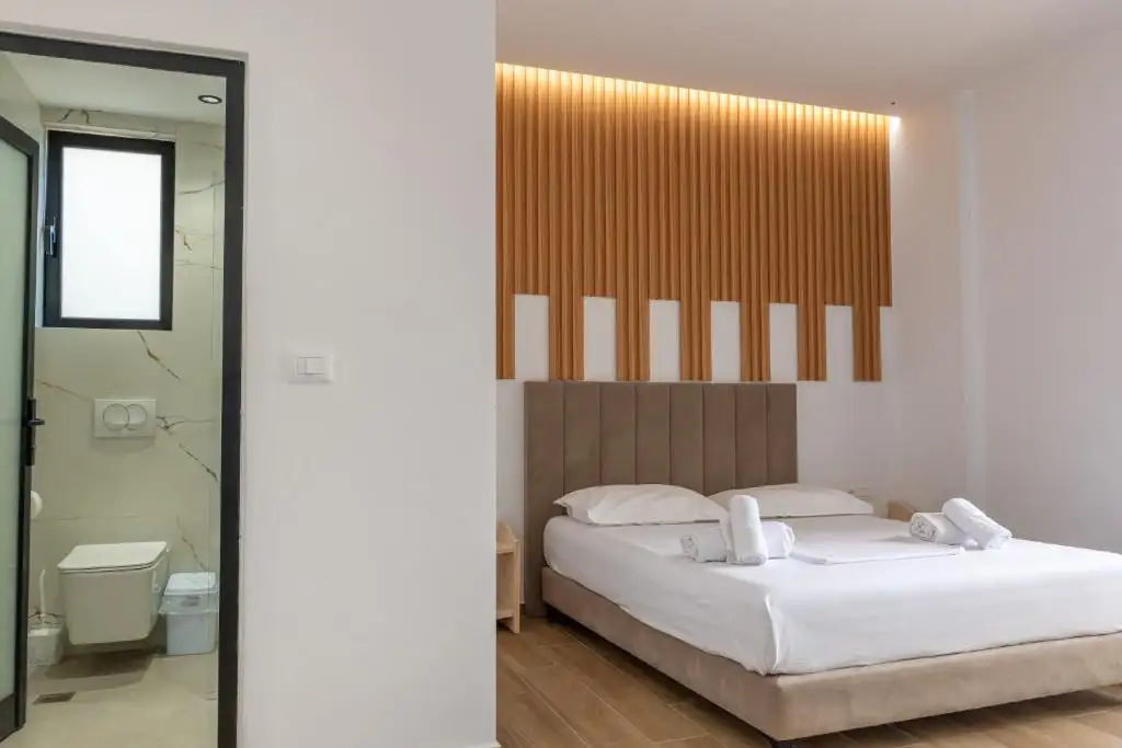 Double Room with Balcony image 6