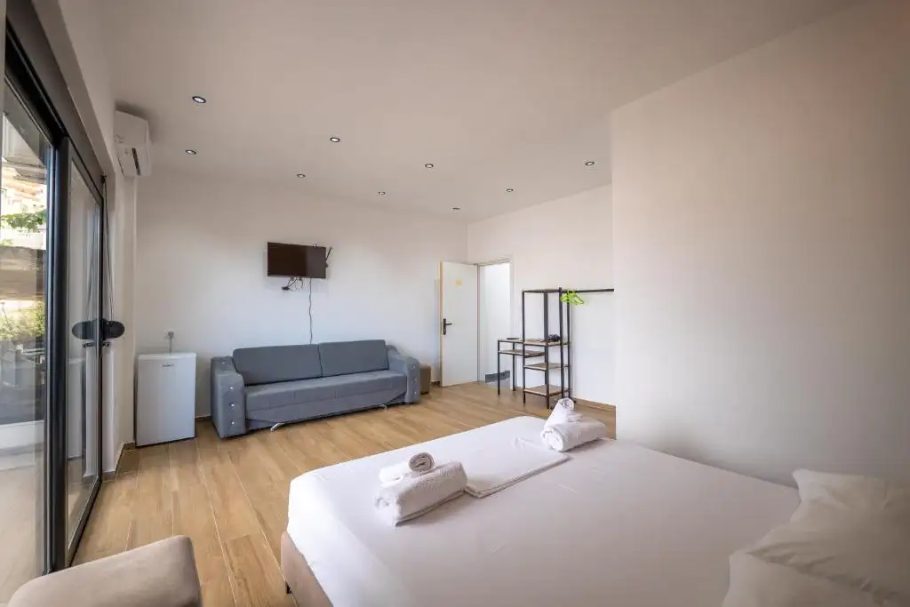 Double Room with Balcony image 7