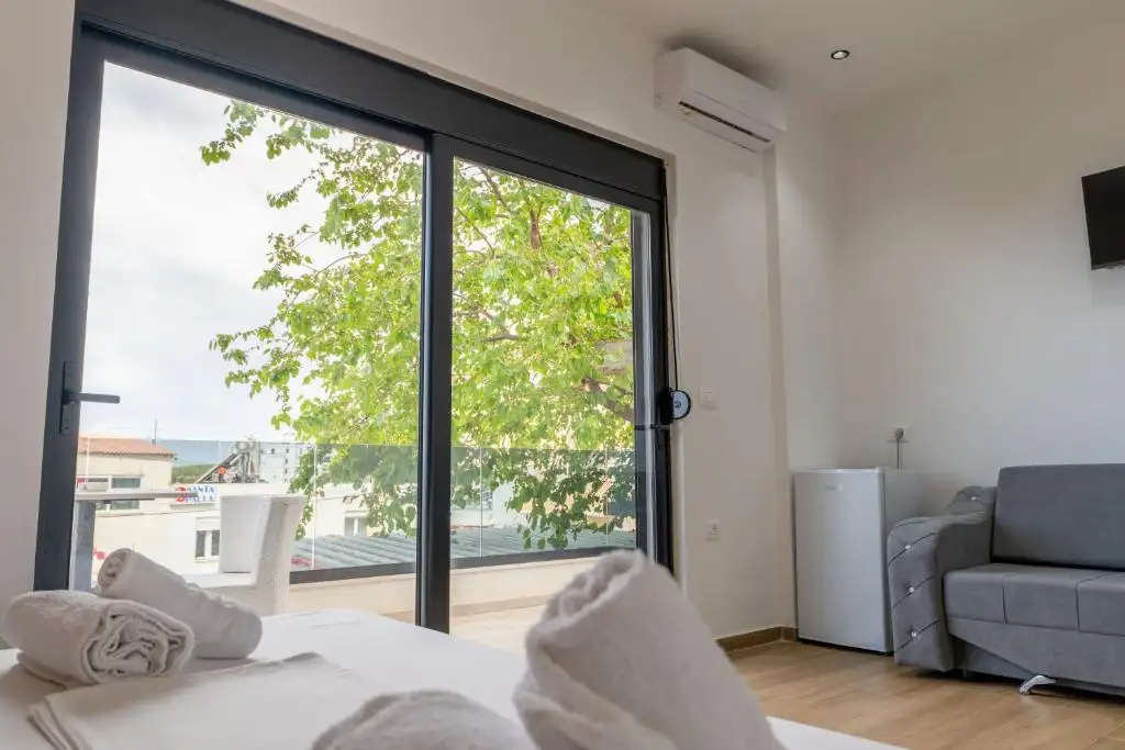 Double Room with Balcony image 8
