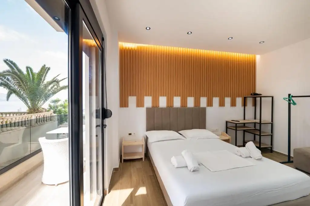 Double Room with Balcony image 9