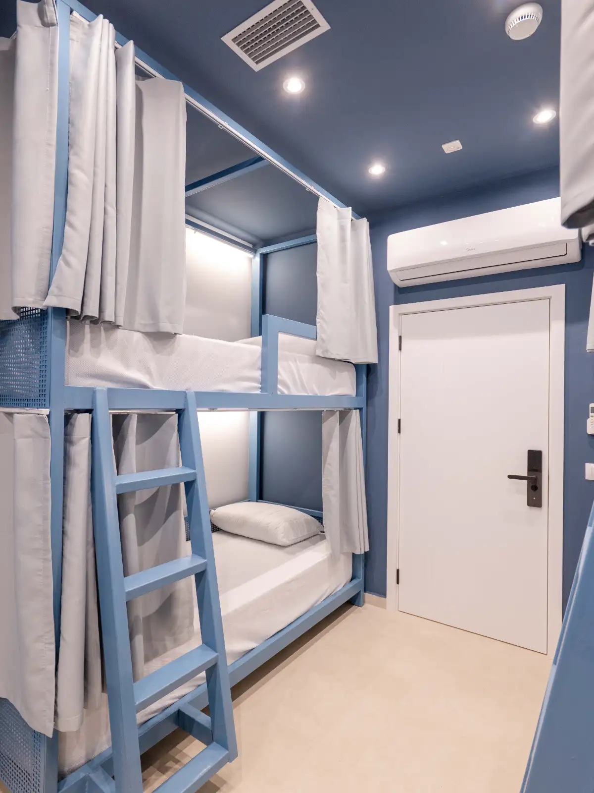 Bed in 8-Bed Mixed Dormitory Room image 5