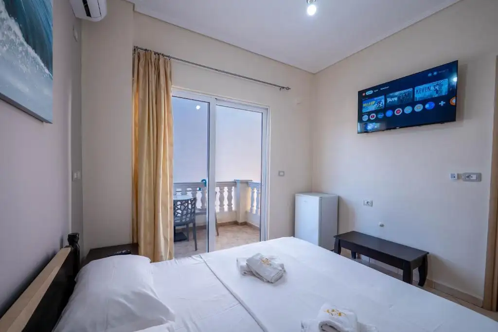 Studio with Balcony image 4