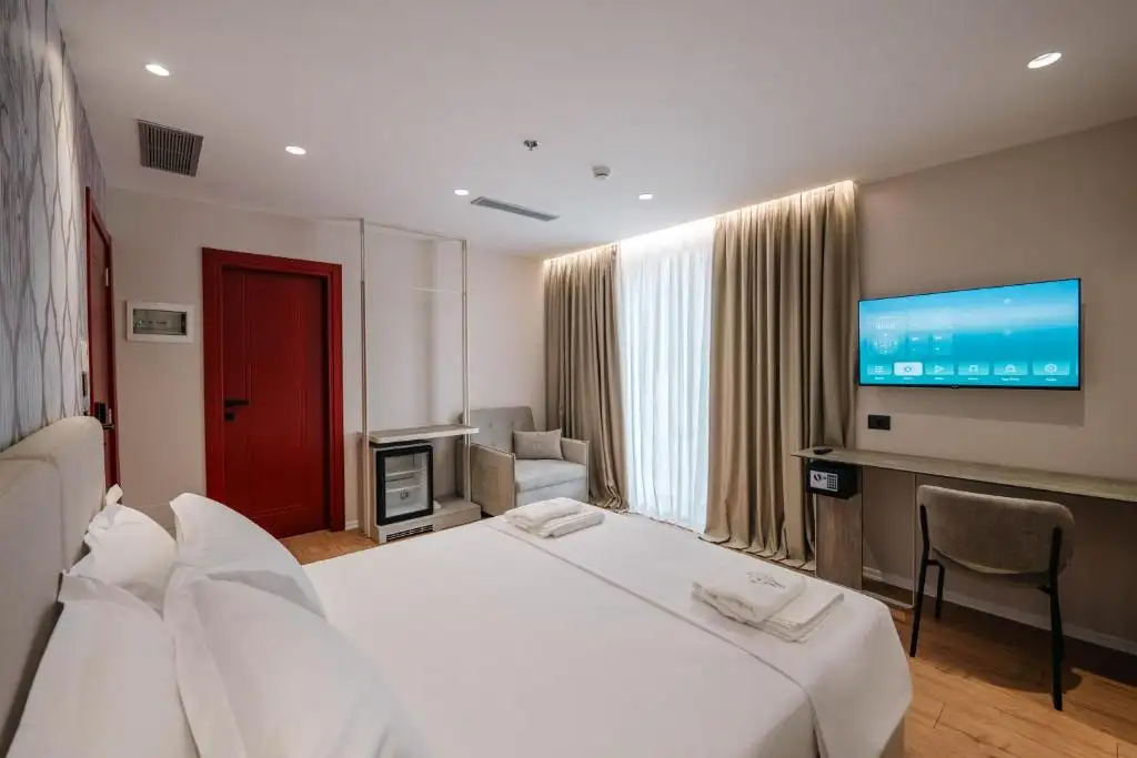 Deluxe Double Room with Balcony and Sofa image 4