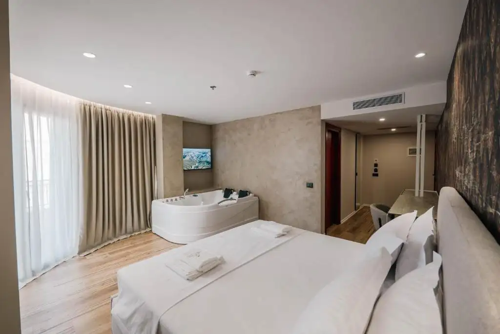 Deluxe Suite with Balcony image 7
