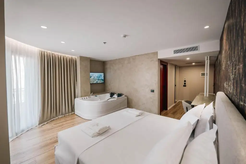 Deluxe Suite with Balcony image 6