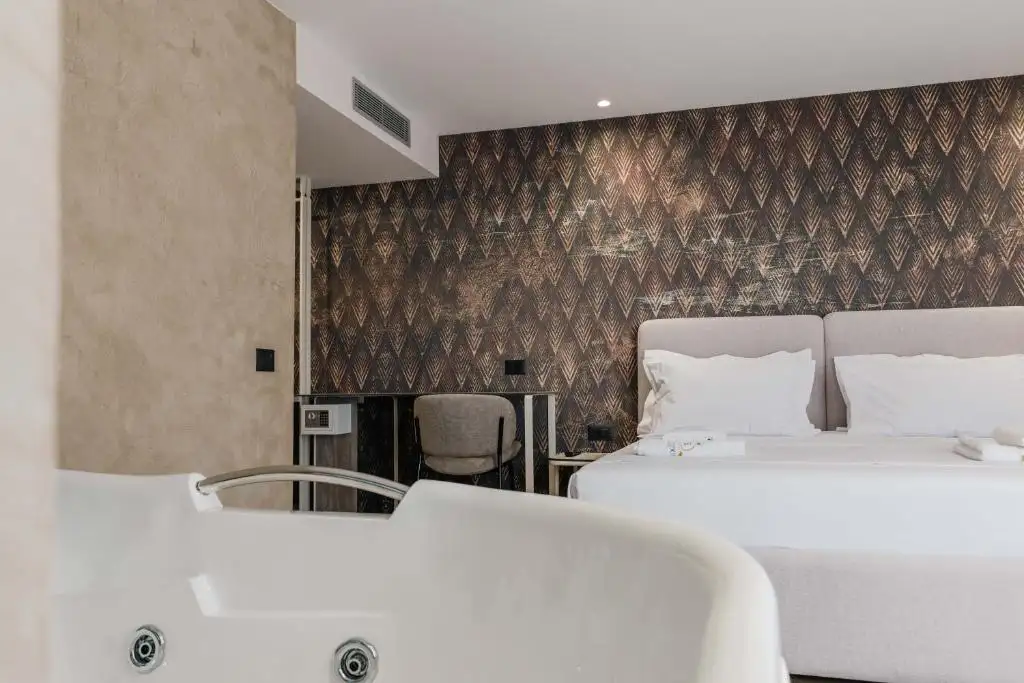 Deluxe Suite with Balcony image 5