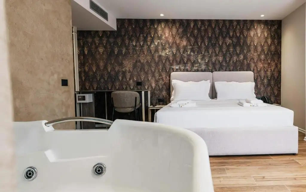 Deluxe Suite with Balcony image 4