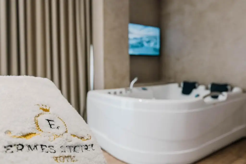 Deluxe Suite with Balcony image 3