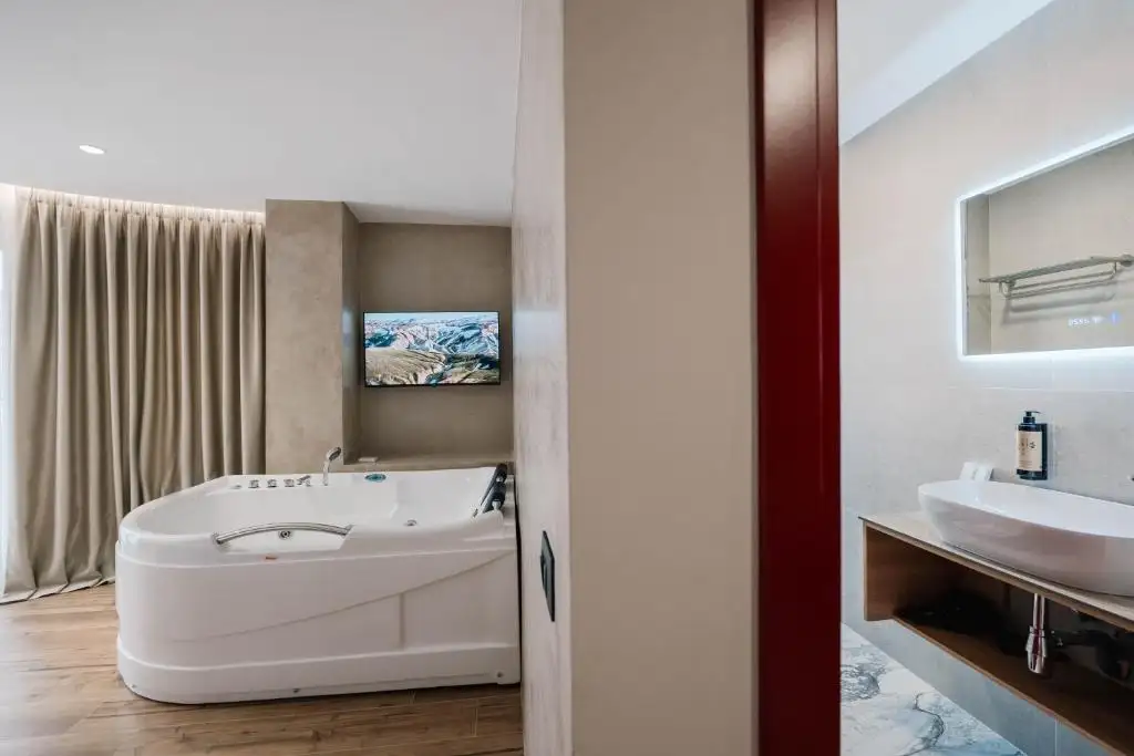 Deluxe Suite with Balcony image 2